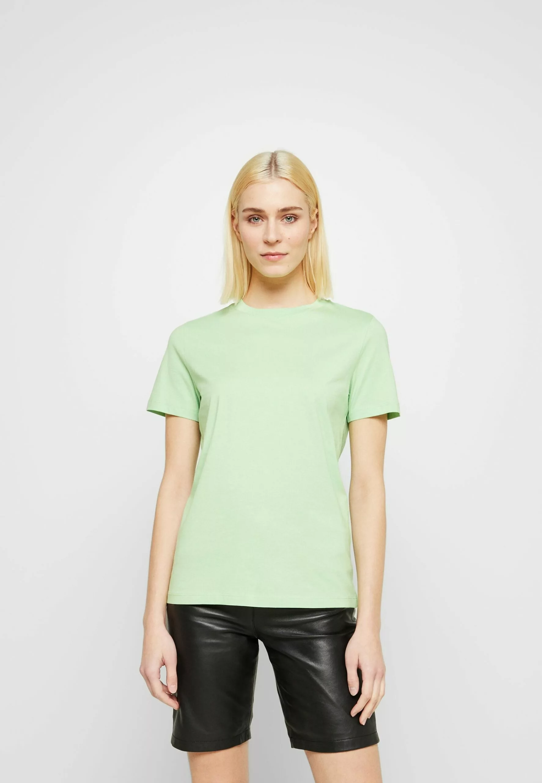 Selected Femme Slfmyessential Ss O-Neck Noos - T-Shirts - Pistachio Green 1 Selected Femme Slfmyessential Ss O-Neck Noos - T-Shirts - Pistachio Green