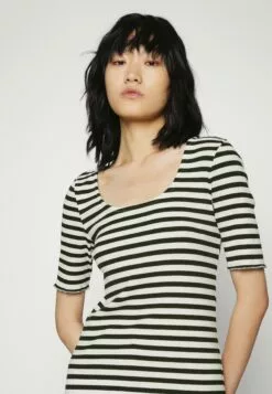 Selected Femme Slfanna U Neck - T-Shirts Med Print - Black 11 Selected Femme Slfanna U Neck - T-Shirts Med Print - Black -Selected Femme Butikk 2d46257f8cb845afbe01db51d28e8530