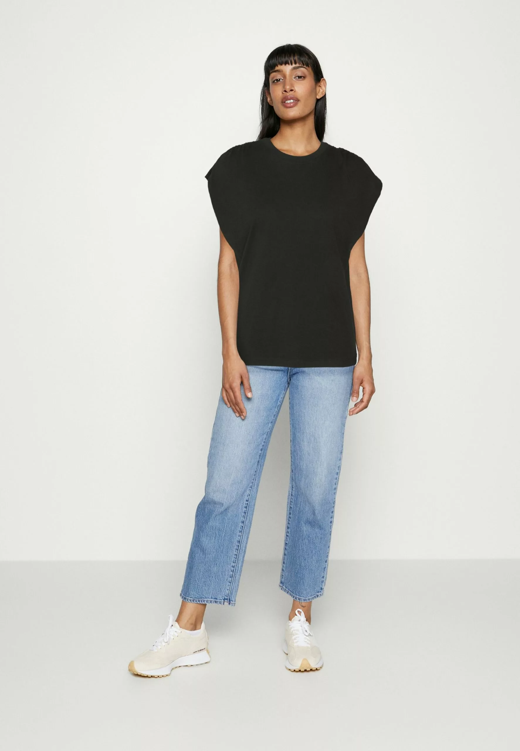 Selected Femme Slfadeline Gathered Tee - T-Shirts - Black 2 Selected Femme Slfadeline Gathered Tee - T-Shirts - Black - Bilde 2