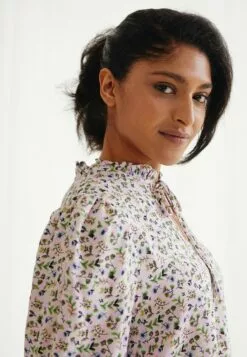 Selected Femme Slfcollins - Bluse - Birch 10 Selected Femme Slfcollins - Bluse - Birch -Selected Femme Butikk 30121245d62747fd868bb3ab8d00dd52