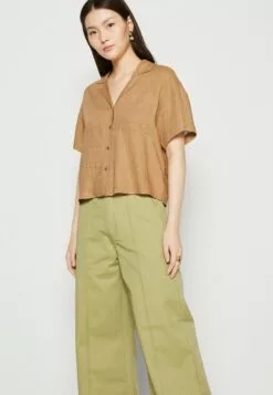 Selected Femme Slfeloisa Cropped Shirt - Skjorte - Tigers Eye -Selected Femme Butikk 3c2ef39c7ebb40018609f4c28e69a6d5