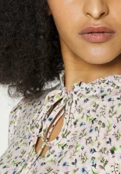 Selected Femme Slfcollins - Bluse - Birch 15 Selected Femme Slfcollins - Bluse - Birch -Selected Femme Butikk 5d3f968e5b484d2eb0ebf24737c8356b