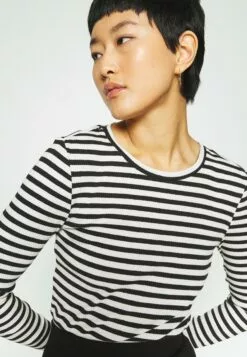 Selected Femme Slfanna Ls Crew Neck Str Noos - Strikkegenser - Black/Snow White Stripes 11 Selected Femme Slfanna Ls Crew Neck Str Noos - Strikkegenser - Black/Snow White Stripes -Selected Femme Butikk 5e79fa7117374582b76c512481c32d5d