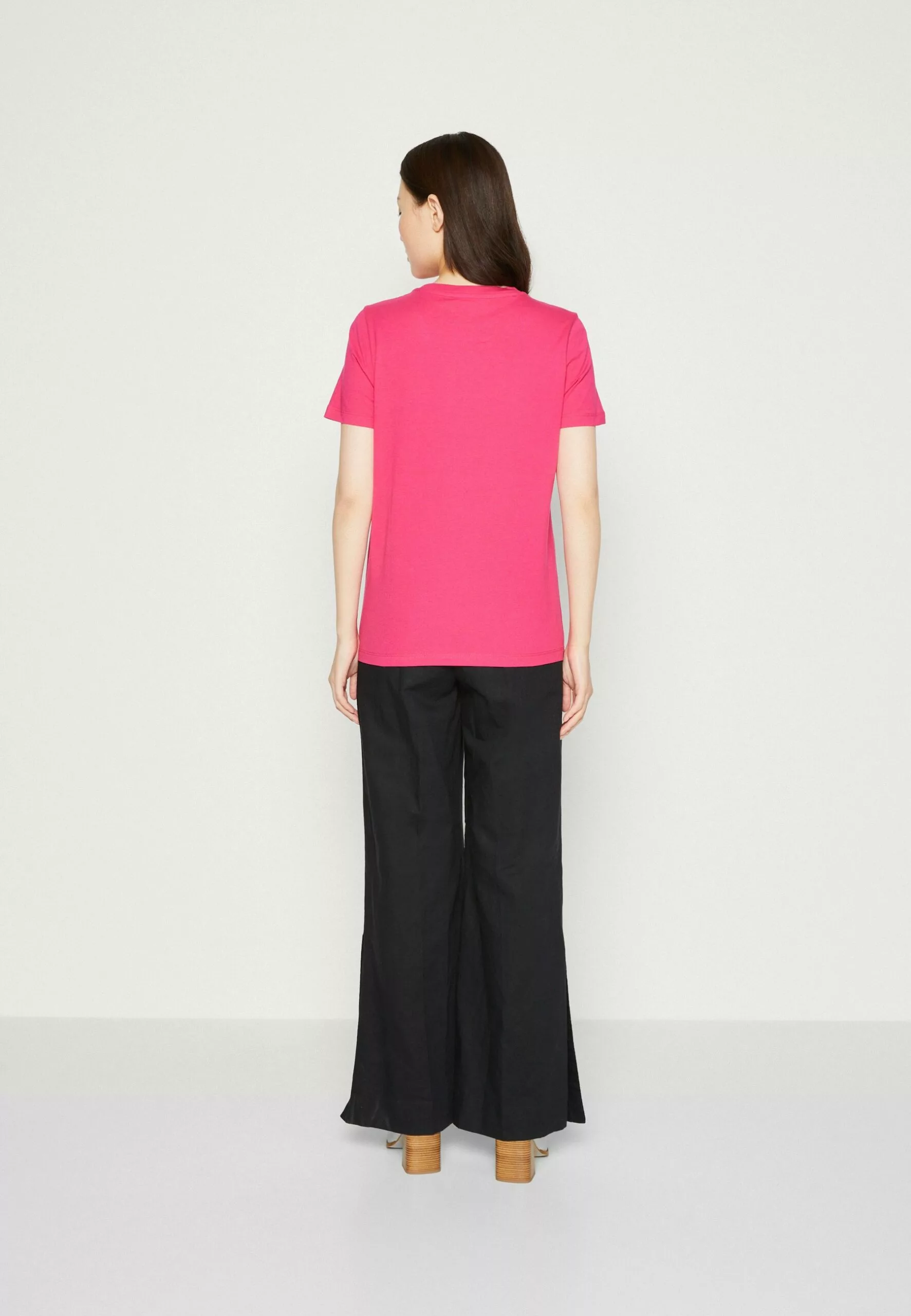 Selected Femme Slfmyessential Ss O-Neck Noos - T-Shirts - Peacock Pink 3 Selected Femme Slfmyessential Ss O-Neck Noos - T-Shirts - Peacock Pink - Bilde 3