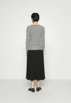 Selected Femme Slfanna Ls Crew Neck Str Noos - Strikkegenser - Black/Snow White Stripes 8 Selected Femme Slfanna Ls Crew Neck Str Noos - Strikkegenser - Black/Snow White Stripes -Selected Femme Butikk 768e4e98e2714b73bb2d04cbe9011325