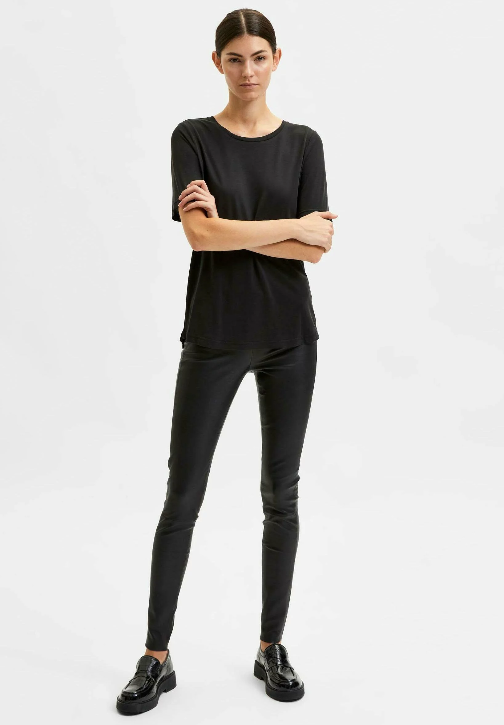 Selected Femme Slfstella Tee B Noos - T-Shirts - Black 2 Selected Femme Slfstella Tee B Noos - T-Shirts - Black - Bilde 2