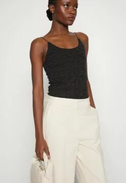 Selected Femme Strap Broderi Anglaise Body - Topper - Black -Selected Femme Butikk 904b60d352e14105a53122bfbbea50b7