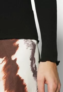 Selected Femme Slfanna Crew Neck Tee- Topper Langermet - Black 10 Selected Femme Slfanna Crew Neck Tee- Topper Langermet - Black -Selected Femme Butikk 9f62fb4f4c41483e8f02b103f56e0a1d