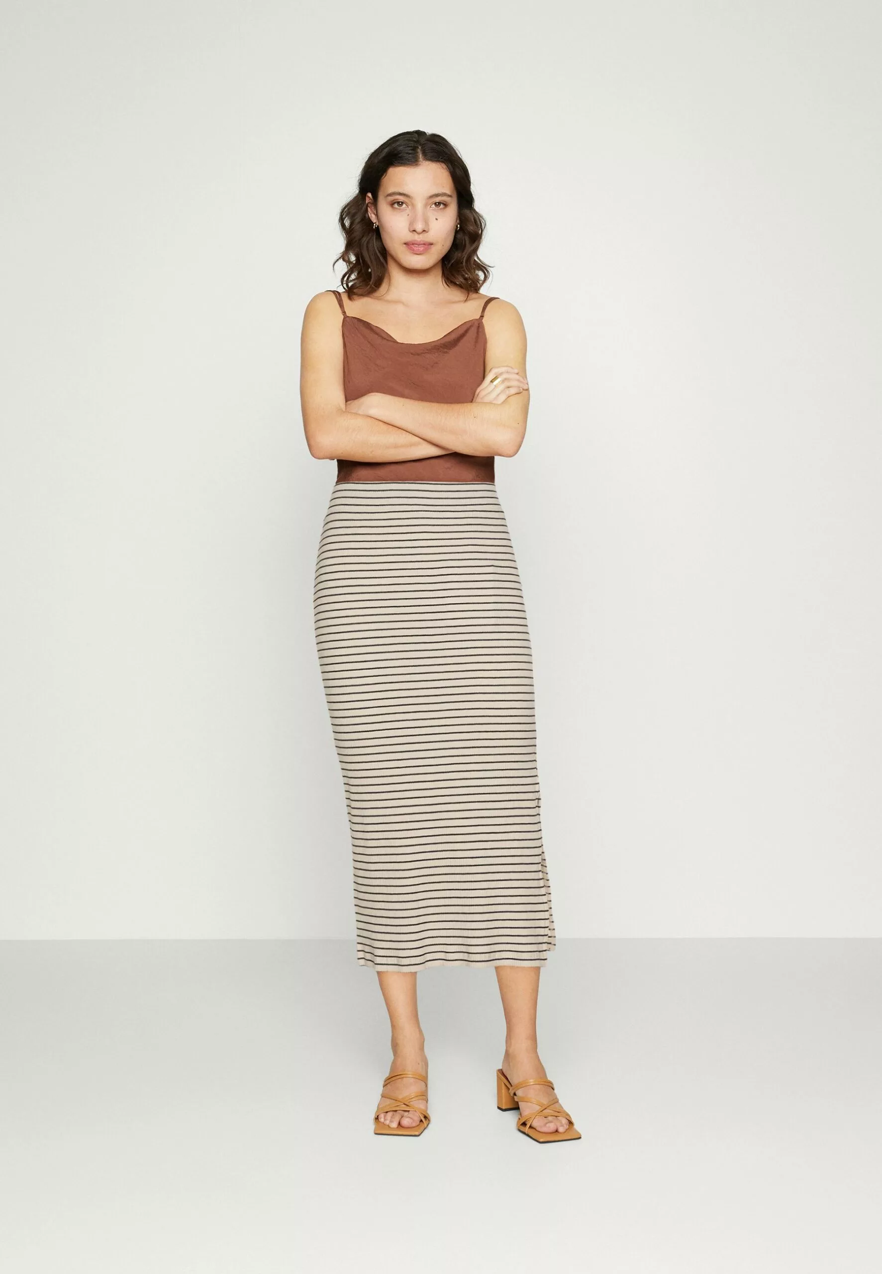 Selected Femme Slftamara Midi Striped Skirt - Blyantskjørt - Sandshell/Black 2 Selected Femme Slftamara Midi Striped Skirt - Blyantskjørt - Sandshell/Black - Bilde 2