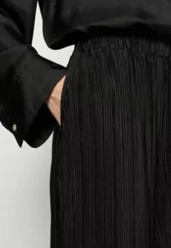 Selected Femme Slfellie Plisse - Bukse - Black -Selected Femme Butikk c4b6fad6df59480ea661f2f1dc69c391