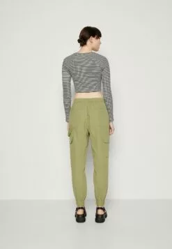 Selected Femme Slfcille Pant - Cargobukse - Basil 8 Selected Femme Slfcille Pant - Cargobukse - Basil -Selected Femme Butikk d5c04ebb72184d9fa98de9276a8e1192