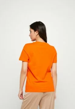 Selected Femme Slfessential V Neck Tee - T-Shirts - Orangeade -Selected Femme Butikk d9bb450fdebd44dc8ec4b8c0de5c03e4