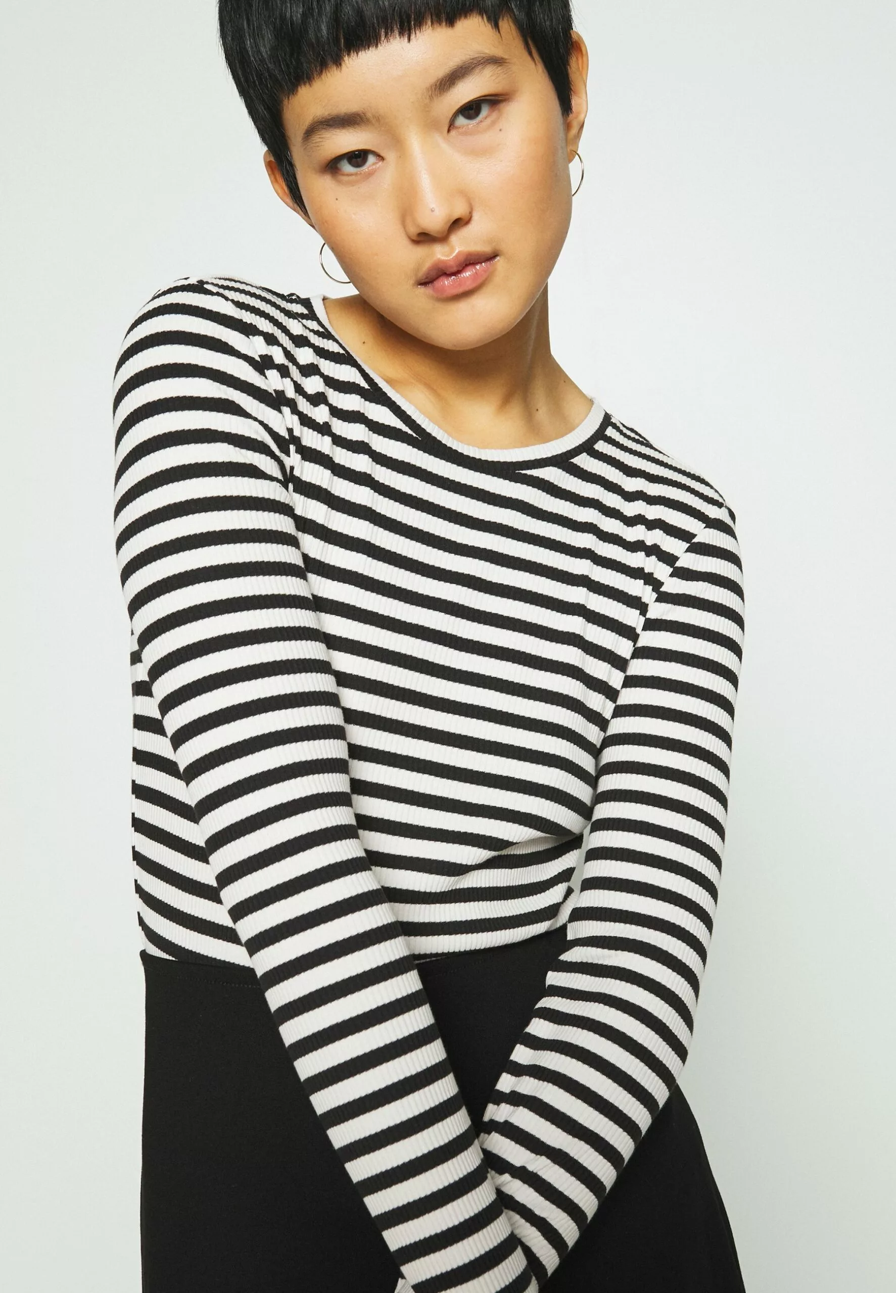 Selected Femme Slfanna Ls Crew Neck Str Noos - Strikkegenser - Black/Snow White Stripes 4 Selected Femme Slfanna Ls Crew Neck Str Noos - Strikkegenser - Black/Snow White Stripes - Bilde 4