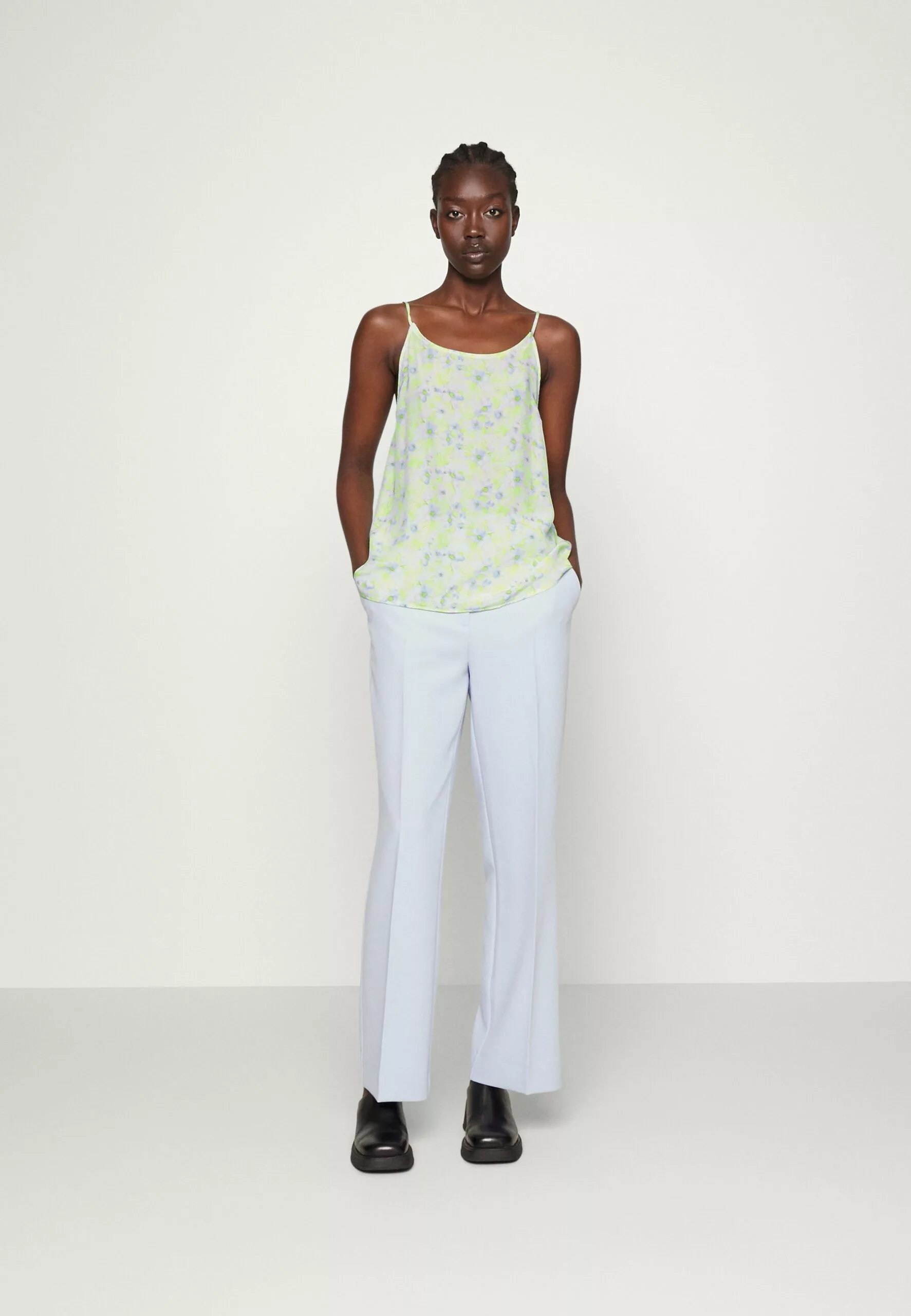 Selected Femme Slfteresa Strap - Bluse - Sharp Green 2 Selected Femme Slfteresa Strap - Bluse - Sharp Green - Bilde 2